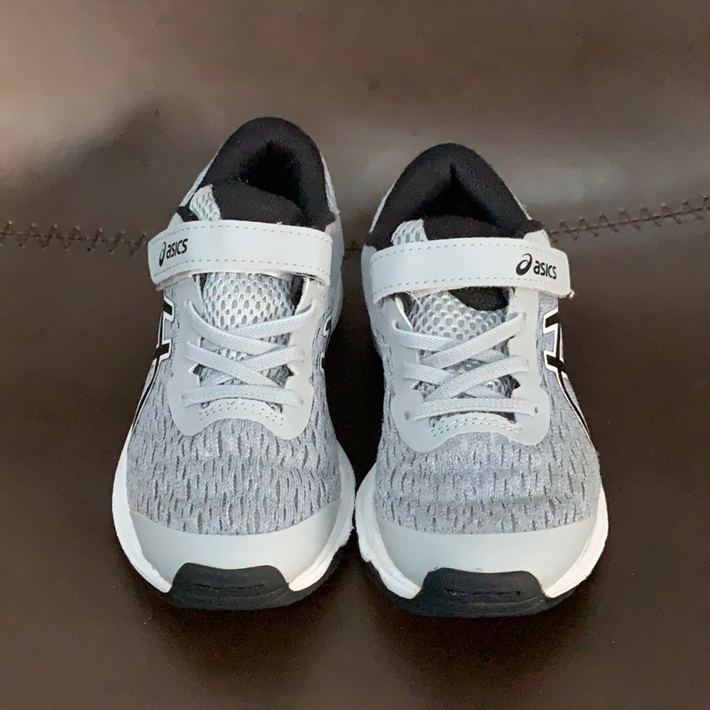 ASICS boy sneaker. Velcro strap. No tying necessary.